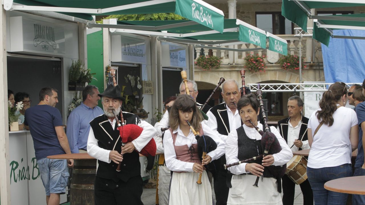 Ambiente en Ferrol por la celebracin de Hispacn y Parrochio.Exterior de la casa rural San Andrs de Teixido, con una amplia terraza con hrreo y vistas al mar