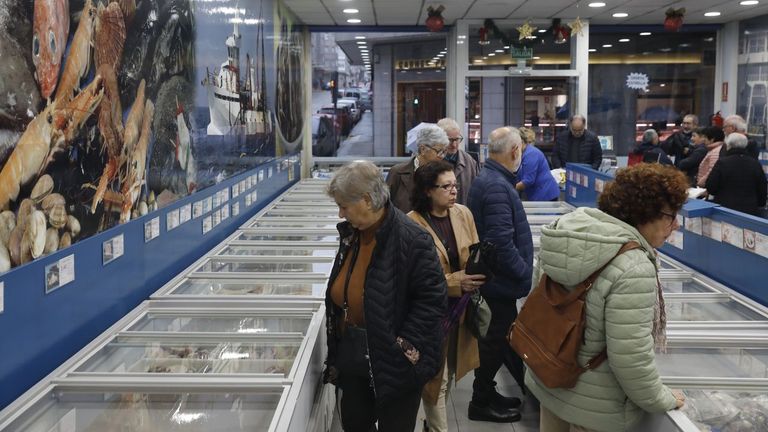 Expectación en la reapertura de Hiperxel, en el barrio de O Couto (Ourense)