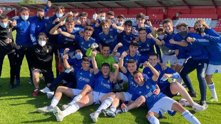 Los futbolistas del Liga Nacional del Real Oviedo celebran el título de la categoría ante el Sporting de Gijón