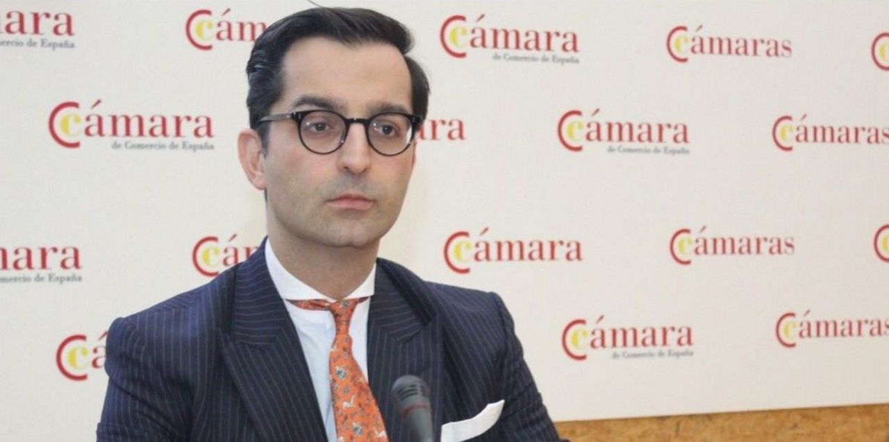 Si la atm�sfera pesa toneladas �por qu� no nos aplasta?.El escritor Domingo Villar, en el taller de ceramistas de la viguesa Escola de Artes e Oficios, clave en su nueva novela, �El �ltimo barco�