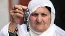 Una mujer sostiene las llaves de la casa de la que fue desalojada tras la ocupación de Israel, en el 72º aniversario de la Nakba (catástrofe, en árabe), que supuso para los palestinos la creación del Estado hebreo en 1948