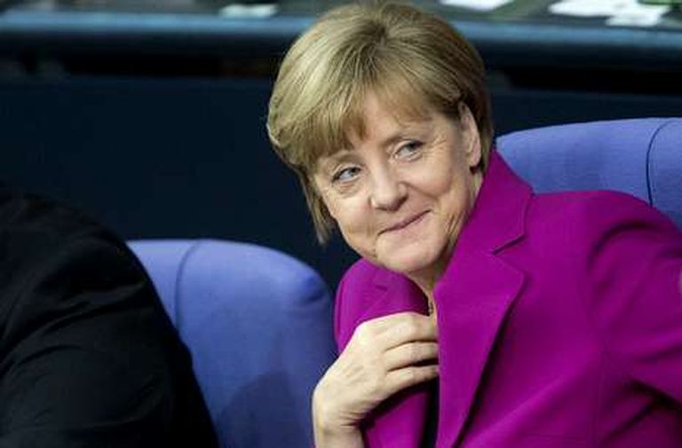 Merkel, que sonríe en el Bundestag, logró consolidar ayer la candidatura de Juncker. <span lang="es-es">M.Gambarini </span><span lang="es-es">efe </span>