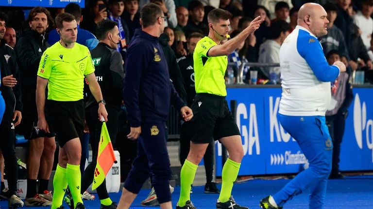 Alejandro Ojaos, el árbitro del Dépor-Leganés: «Vale, hay contacto con la mano separada, voy a pitar penalti»