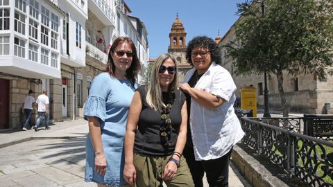 Mara Veloso, Maria Teresa Feijoo y Daysi Ramrez orientan a los recin llegados 