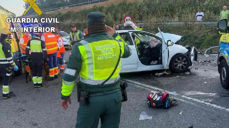 Cuatro heridos graves en un choque frontal en Vilaboa