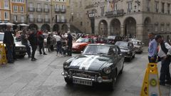Los vehículos clásicos levantaron pasiones en la plaza Maior ourensana