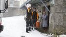 Butaneros de Trives abren las pistas llenas de nieve para hacer el reparto