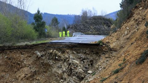 Un aspecto del tramo de carretera afectado por el derrumbe registrado el 20 de marzo, cerca de la localidad de Santa Eufemia