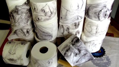 El artista madrileño, Le Frère, inmortaliza a políticos y famosos en papel higiénico