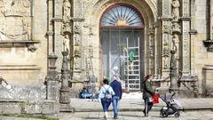 Obras de restauracin en la puerta del Hostal dos Reis Catlicos