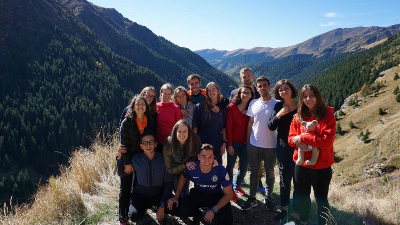 La asturiana Paula Lorenzana, con un grupo de amigos, en Rumana