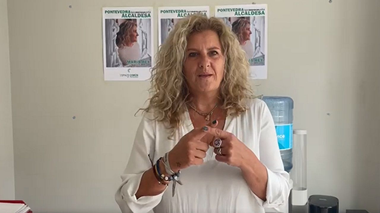 Mensaje en lengua de signos de la candidata de Espazo Com�n por Pontevedra.Fern�ndez Lores y otros integrantes de su candidatura, sobre el terreno en el que plantea la construcci�n de un auditorio al aire libre en Monte Porreiro