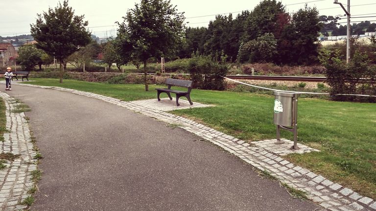 Un niño juega con su patinete en el parque de Tremañes, en una imagen de archivo