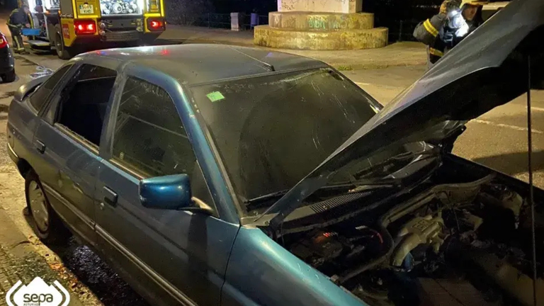 Incendio de un coche en Langreo