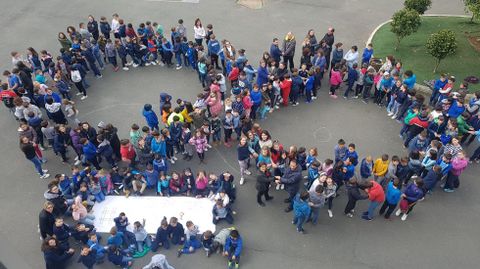 Imagen de archivo de la celebración del Día del Autismo (en abril) en un colegio de Silleda. El lazo azul es el signo distintivo de las agrupaciones sobre el autismo