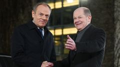 De izquierda a derecha, el primer ministro de Polonia, Donald Tusk, y el canciller de Alemania, Olaf Scholz.