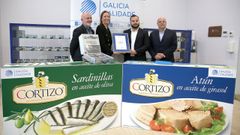 Ana Mndez, gerente de Galicia Calidade, hizo entrega del distintivo a los responsables de Conservas Cortizo