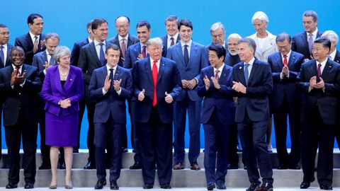 Los lderes del G20 aplauden tras posar para la foto de la familia, de la que Trump sali rpidamente