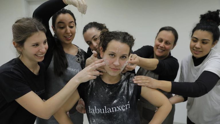 Mila Vela, Desi Alfonso, Aldara Ares, Mónica Abeijón, Yamila Sidati y, delante, Sara Martínez, la plantilla 100 % femenina del obrador artesanal La Bulanxerí de A Coruña.