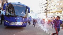 Aficionados del Real Oviedo despiden al equipo a la salida del hotel de concentracin antes del derbi asturiano