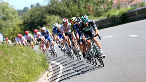 El pelotn ciclista durante la decimocuarta etapa de la 74th Vuelta a Espaa 2019, con salida en la localidad cntabra de San Vicente de la Barquera y meta en Oviedo, con un recorrido de 188 kilmetros