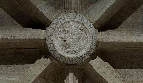 Medall�n con la efigie del cantero en el claustro renacentista  