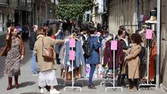 Comercios del centro sacando a la calle sus productos en Benvida a Primavera