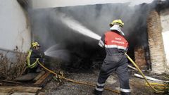 Operarios del GES de Quiroga extinguiendo un incendio en un alpendre de A Ermida, en una imagen de archivo