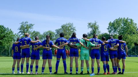 Las jugadoras del Real Oviedo femenino, antes del encuentro ante el Europa