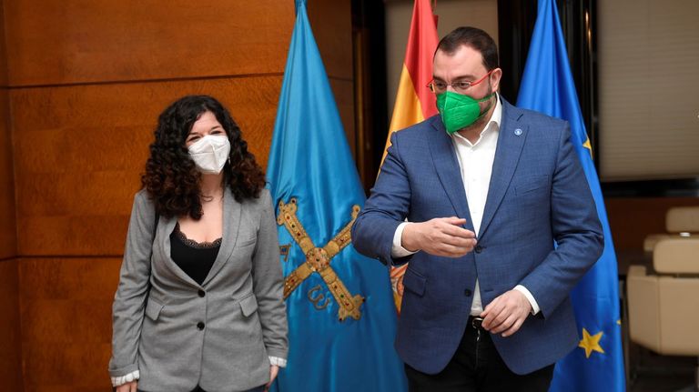 El presidente del Principado de Asturias, Adrián Barbón, recibe a la nueva secretaria general de Podemos Asturies, Sofía Castañón