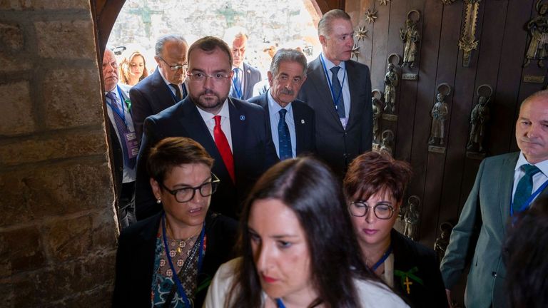 Adrián Barbón y Miguel Ángel Revilla participaron en el acto religioso de inicio del Año Jubilar Lebaniego.