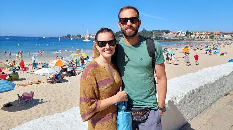 El Día de Galicia en el epicentro turístico de las Rías Baixas: «Me gusta Sanxenxo y que el agua esté fría para refrescarte»