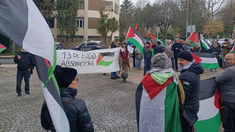 Los manifestantes propalestina detenidos por interrumpir La Vuelta en O Corgo declaran en el juzgado entre muestras de apoyo