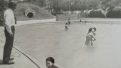 Iria Iglesias mantiene unos grandes recuerdos de su padre. En la imagen, de pie ante la piscina vigilando a sus hijos.