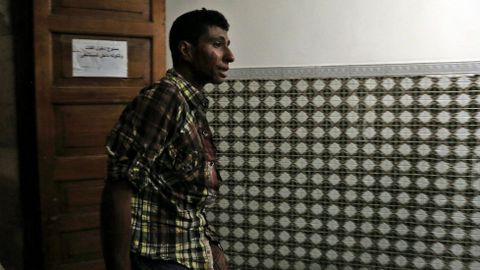 Un joven busca a su familia en un hospital de San tras un atentado registrado en Yemen. 