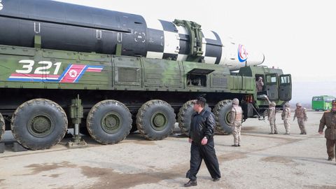 Kim Jong Un supervisando un misil intercontinental Hwasong-17 de fabricacin norcoreana.