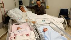 Maria y Xabier, este martes en la habitacin 623 del Hospital Provincial, con sus pequeas Ane y La, primeras bebs del 2024 en Pontevedra