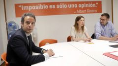  El concejal electo de Ciudadanos en el Ayuntamiento de Oviedo, Ignacio Cuesta (i), al inicio de la reunin del futuro grupo municipal de Ciudadanos