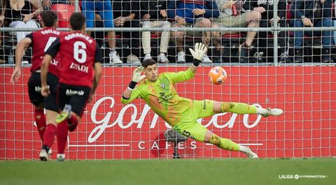 Raúl Fernández le para el penalti a Colombatto