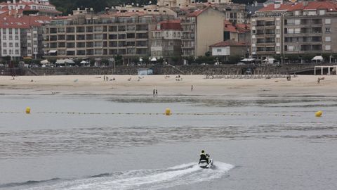 La playa de Silgar, en Sanxenxo, este sábado, ya con las balizas de señalización que protegen la zona de baño