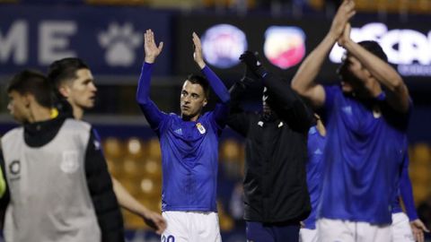 Tejera saluda a la aficin oviedista tras el triunfo ante el Alcorcn