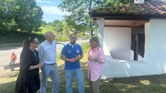 La diputada nacional del PP asturiano Esther Llamazares y el edil del PP de Nava Pablo On�s