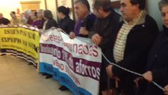 Encierro de afectados por preferentes en el Concello de Santiago