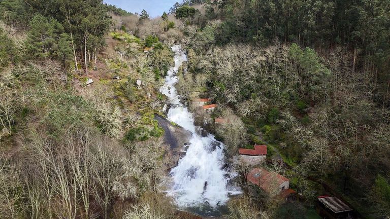 Refugios de agua y sombra: rutas entre cascadas para adelantarse al verano en la comarca de Pontevedra