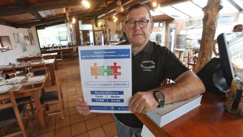 Javier Villalustre, con el cartel de los horarios que acordaron tras la pandemia