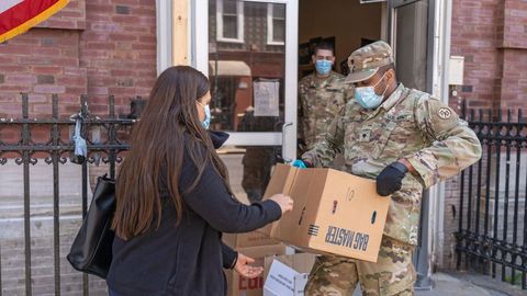 Miembros de la Guardia Nacional entregan cajas con comida y elementos esenciales, en medio de la pandemia del coronavirus, en New York, EEUU