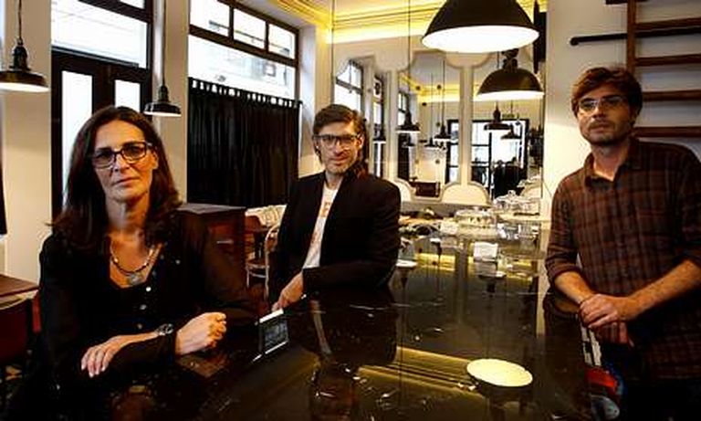 Sara Manzano, a la izquierda, ha tomado las riendas del veterano café Cervantes de Carballo.