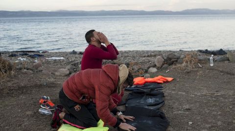 Inmigrantes rezan poco despus de llegar a la isla de Lesbos.
