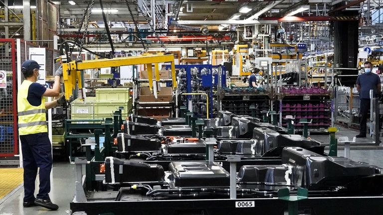 Siete millones de baterías y 500 empleos, los números de la polémica mina de litio a cielo abierto en el norte de Portugal