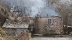 Un incendio calcin la casa donde vivan seis personas en Baralla